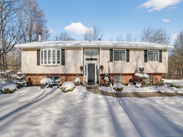  3 BR,  3.00 BTH &nbsp;Raised ranch style home in Amawalk