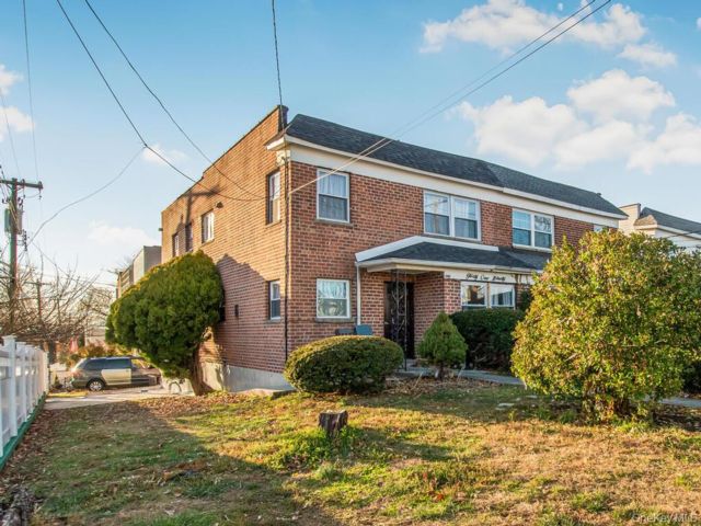  7 BR,  3.00 BTH &nbsp;House style home in Throggs Neck