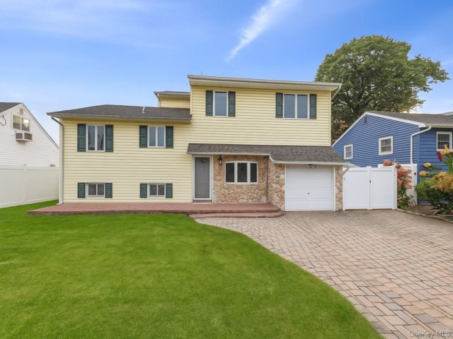  5 BR,  3.00 BTH &nbsp;Splanch style home in Lindenhurst