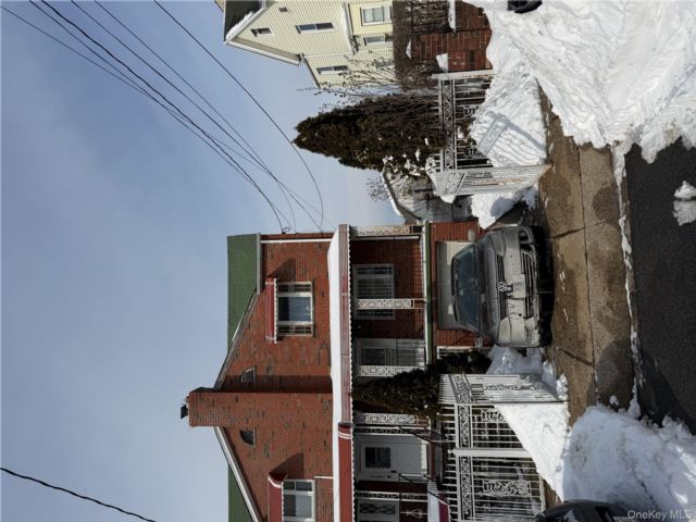  3 BR,  3.00 BTH &nbsp;Colonial style home in Woodlawn