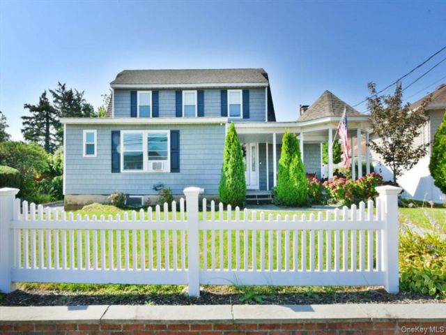  4 BR,  4.00 BTH &nbsp;Traditional style home in Bethpage