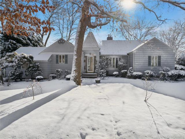  3 BR,  2.00 BTH &nbsp;Ranch style home in Roslyn Heights