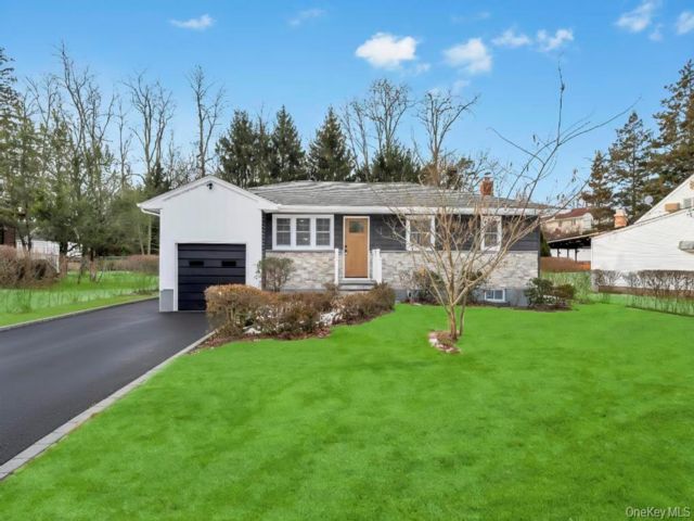  3 BR,  2.00 BTH &nbsp;Ranch style home in Kings Park