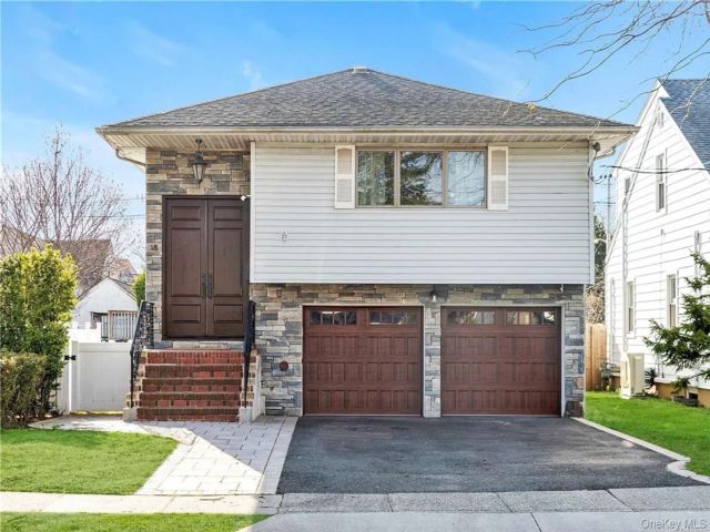  4 BR,  2.00 BTH &nbsp;Hi ranch style home in Rockville Centre