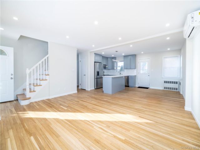  5 BR,  2.00 BTH &nbsp;Exp cape style home in Hicksville