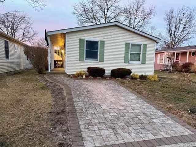  2 BR,  2.00 BTH &nbsp;Other style home in Manorville