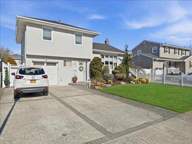  4 BR,  2.00 BTH &nbsp;Split level style home in Wantagh