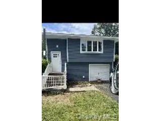  3 BR,  1.00 BTH &nbsp;Colonial style home in Copiague