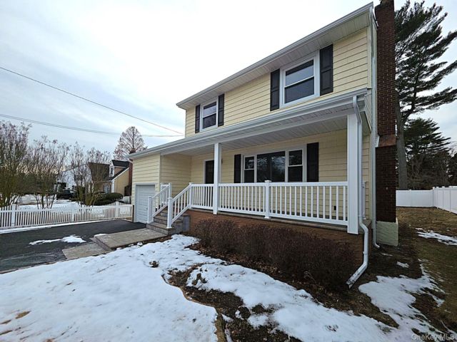  3 BR,  2.00 BTH &nbsp;Colonial style home in Westbury