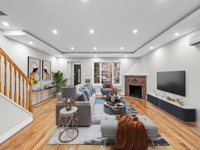  3 BR,  4.00 BTH &nbsp;House style home in Saint Albans