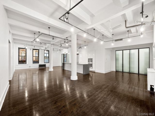  3 BR,  3.00 BTH &nbsp;House style home in New York (manhattan)