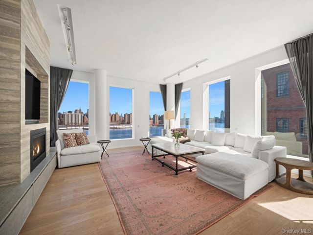  3 BR,  5.00 BTH &nbsp;Condo style home in Cobble Hill