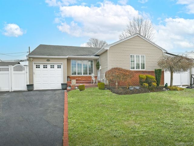  3 BR,  1.00 BTH &nbsp;Ranch style home in Hicksville