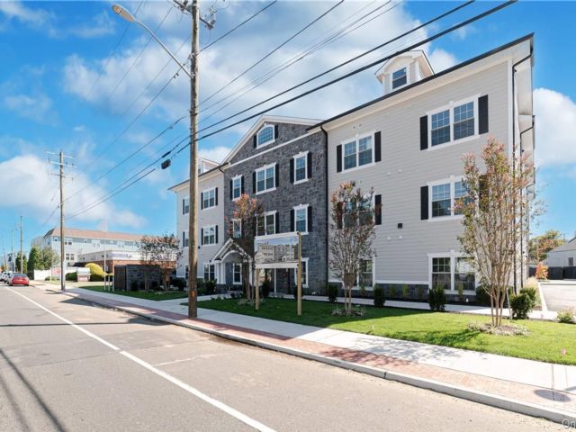  2 BR,  1.00 BTH &nbsp;Craftsman style home in Farmingdale