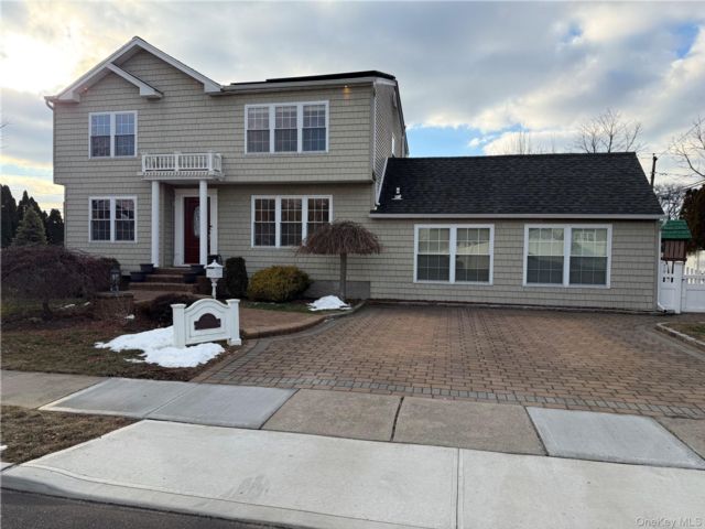  5 BR,  2.00 BTH &nbsp;Colonial style home in Bethpage