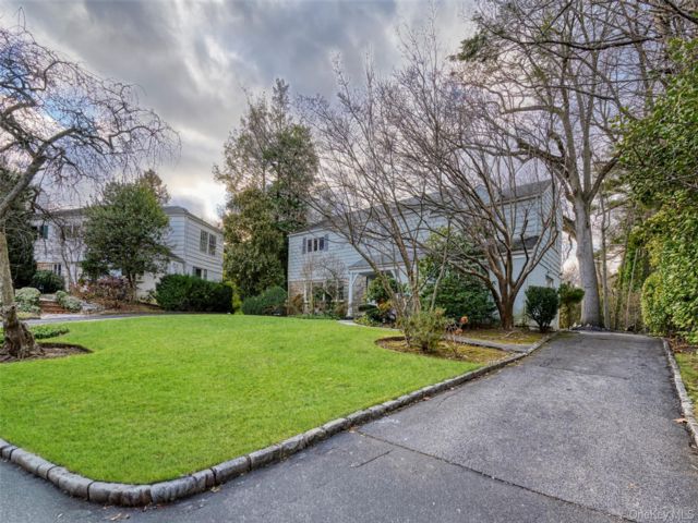  4 BR,  3.00 BTH &nbsp;Colonial style home in Great Neck