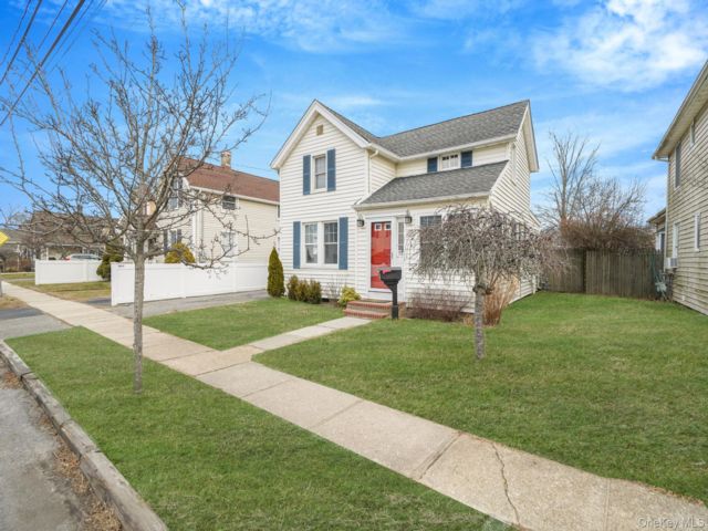 2 BR,  1.00 BTH &nbsp;Colonial style home in Islip