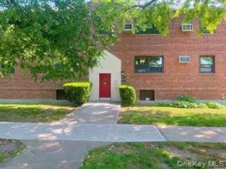  2 BR,  1.00 BTH &nbsp;Garden style home in Howard Beach