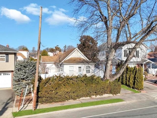  6 BR,  3.00 BTH &nbsp;Ranch style home in Bethpage