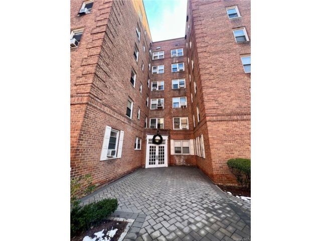  2 BR,  1.00 BTH &nbsp;Other style home in New Rochelle