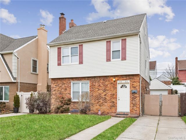  3 BR,  2.00 BTH &nbsp;Colonial style home in Whitestone