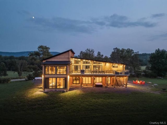  6 BR,  5.00 BTH &nbsp;Modern style home in Windham
