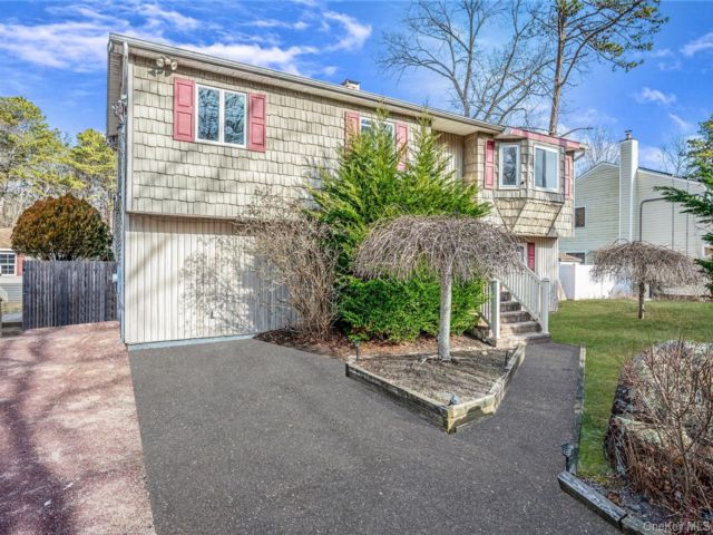  5 BR,  2.00 BTH &nbsp;Hi ranch style home in Ridge