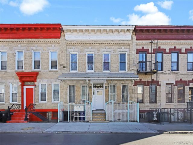 12 BR,  4.00 BTH &nbsp;House style home in Bushwick