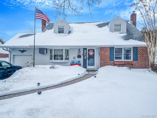  4 BR,  2.00 BTH &nbsp;Exp cape style home in East Northport