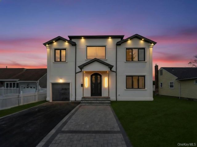  5 BR,  3.00 BTH &nbsp;Colonial style home in Bethpage