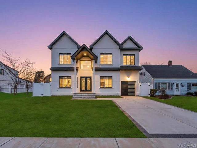  5 BR,  6.00 BTH &nbsp;Colonial style home in Levittown