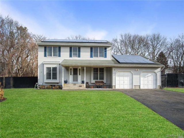  4 BR,  3.00 BTH &nbsp;Colonial style home in Farmingville