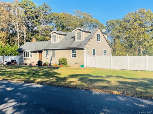  4 BR,  2.00 BTH &nbsp;Exp cape style home in Shirley