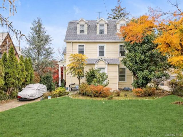  7 BR,  4.00 BTH &nbsp;Colonial style home in Bayside