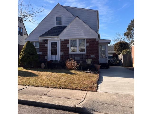  4 BR,  3.00 BTH &nbsp;Cape cod style home in Floral Park