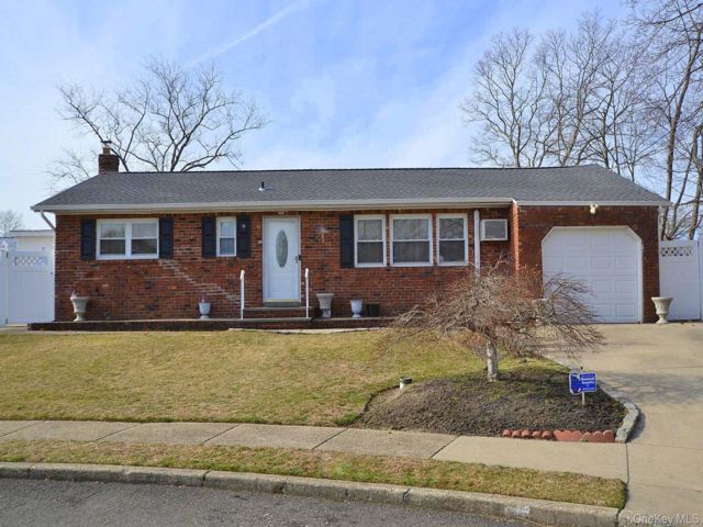  3 BR,  3.00 BTH &nbsp;Ranch style home in Holbrook