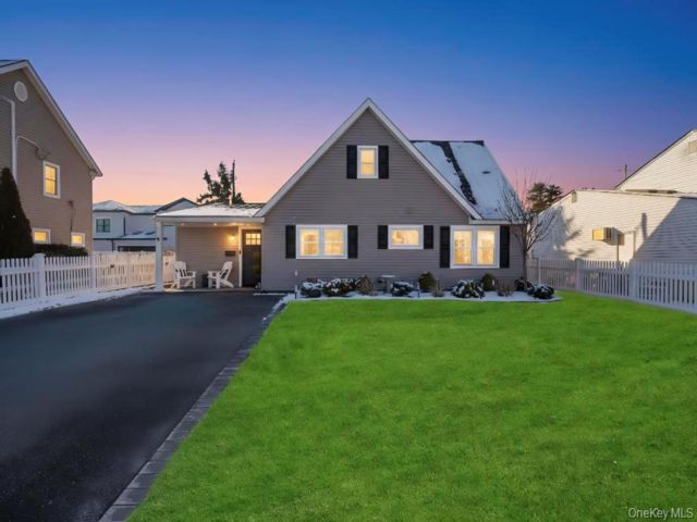  4 BR,  3.00 BTH &nbsp;Exp ranch style home in Hicksville