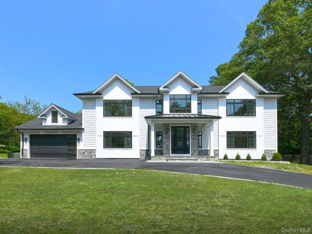  3 BR,  3.00 BTH &nbsp;Colonial style home in Huntington