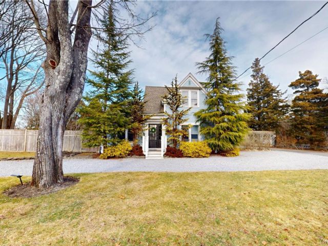  3 BR,  3.00 BTH &nbsp;Traditional style home in East Quogue