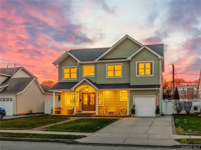  4 BR,  3.00 BTH &nbsp;Colonial style home in Wantagh