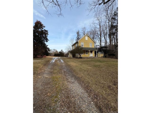  3 BR,  2.00 BTH &nbsp;Farmhouse style home in Middle Island