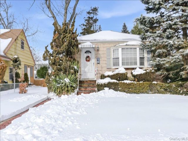  3 BR,  2.00 BTH &nbsp;Ranch style home in Massapequa