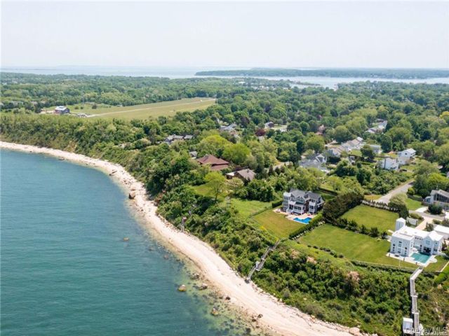  5 BR,  5.00 BTH &nbsp;Colonial style home in Greenport