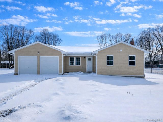  3 BR,  2.00 BTH &nbsp;Exp ranch style home in Holbrook