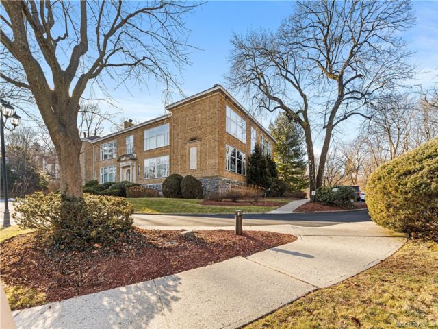  1 BR,  2.00 BTH &nbsp;Garden style home in Ardsley