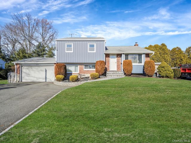  3 BR,  2.00 BTH &nbsp;Split level style home in Greenlawn