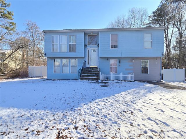  5 BR,  2.00 BTH &nbsp;Hi ranch style home in Shirley