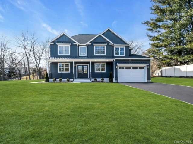  5 BR,  5.00 BTH &nbsp;Post modern style home in Commack
