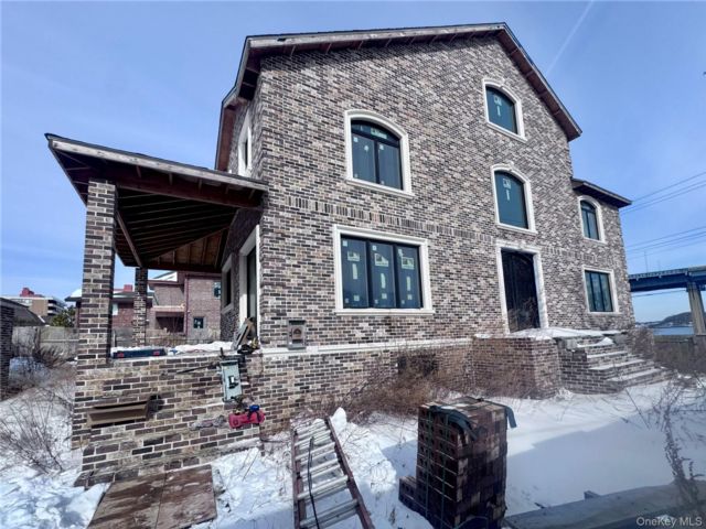  4 BR,  3.00 BTH &nbsp;Contemporary style home in Beechhurst