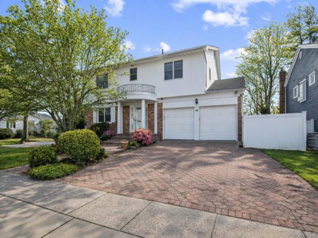 5 BR,  4.00 BTH &nbsp;Colonial style home in North Woodmere
